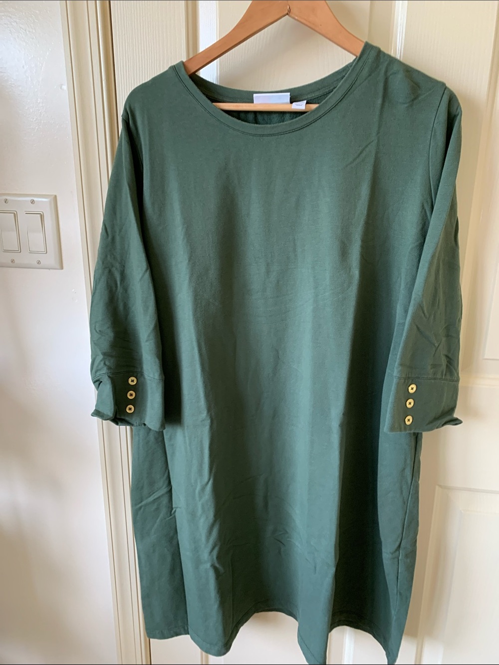 Relaxed Green Midi Shift Dress with Button-Cuff Detail